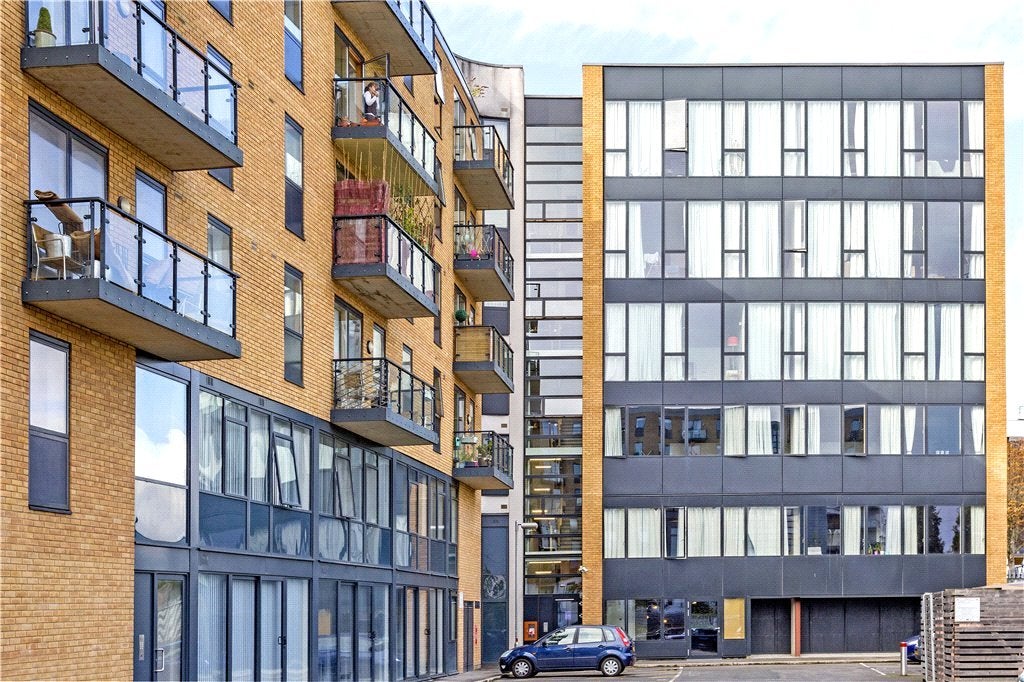 Flat Brickfield Road in Greater London