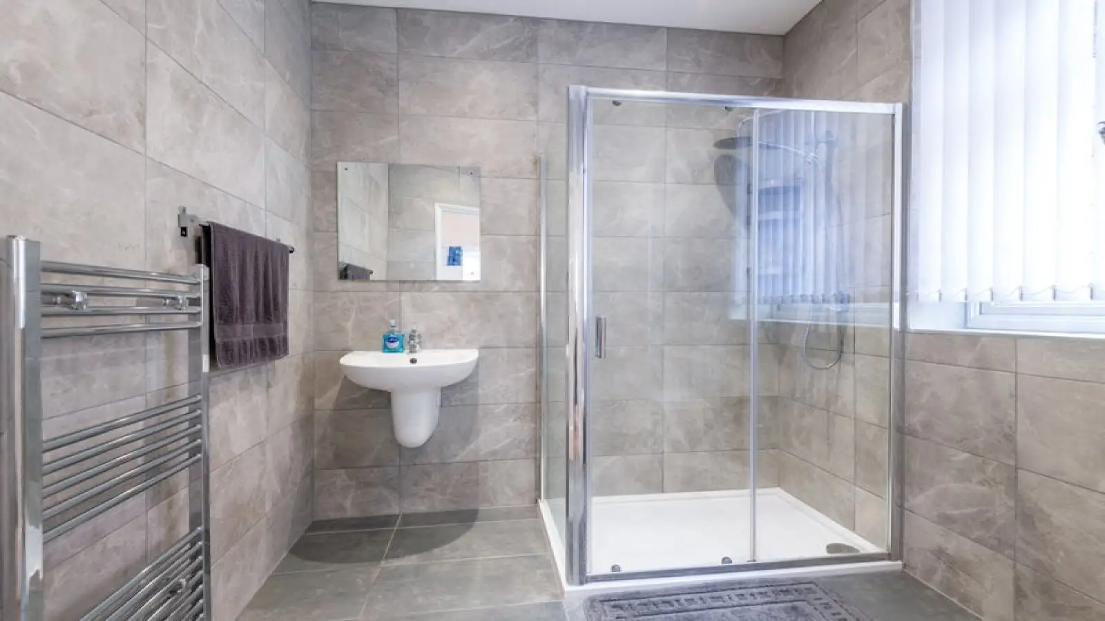 Room Falconwood Avenue in Greater London