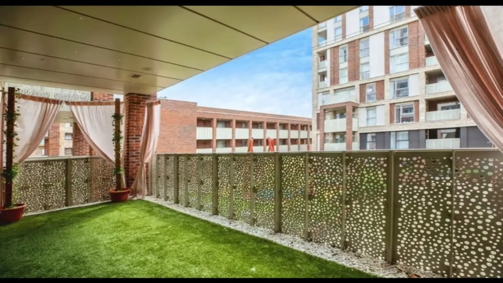 Flat Harrow Manorway in Greater London
