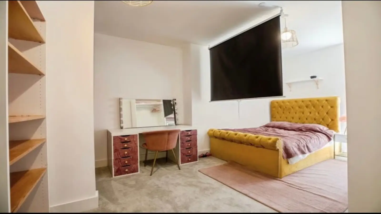 Flat Harrow Manorway in Greater London