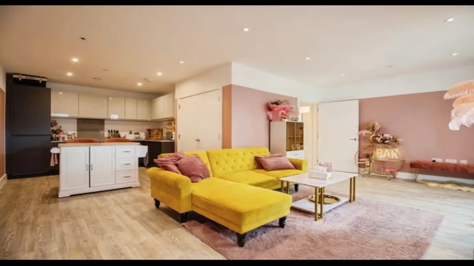 Flat Harrow Manorway in Greater London