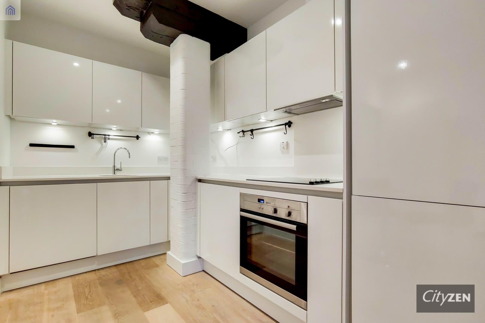 Flat Clyde Square in Greater London