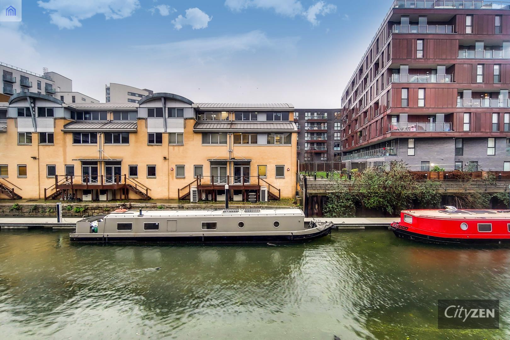 Flat Clyde Square in Greater London
