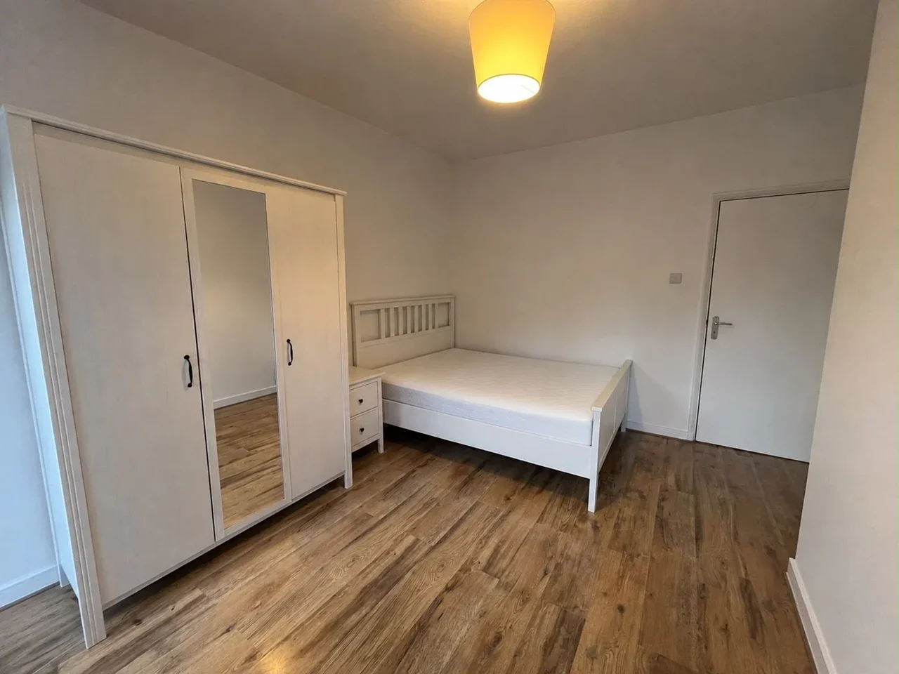 Room Walmer Road in Greater London