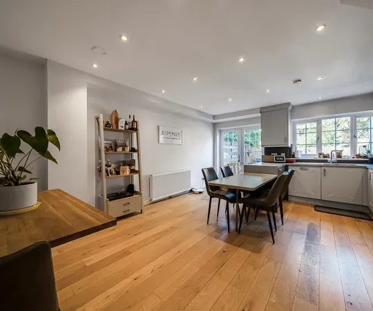 Flat Broom Park in Greater London