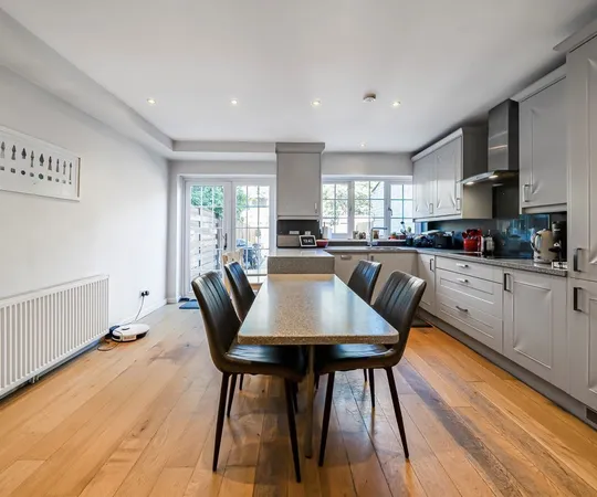 Flat Broom Park in Greater London