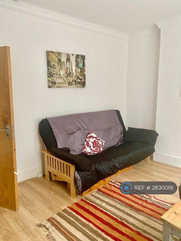 Room Chiswick High Road in Greater London