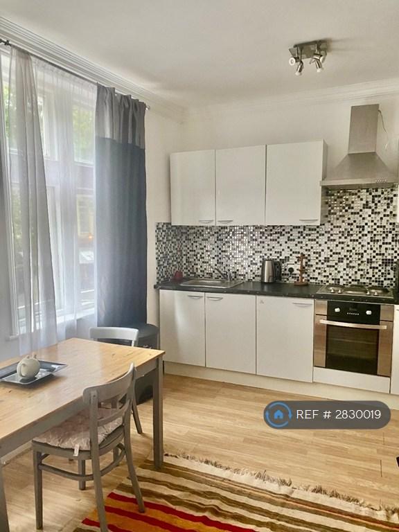 Room Chiswick High Road in Greater London