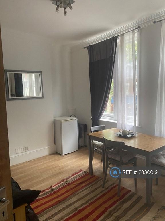 Room Chiswick High Road in Greater London