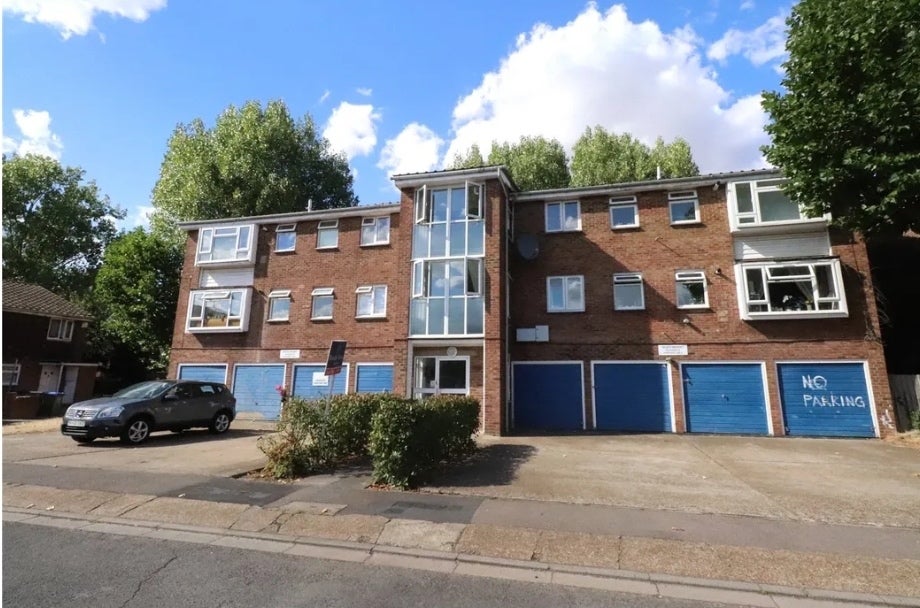 Flat Bledlow Close in Greater London