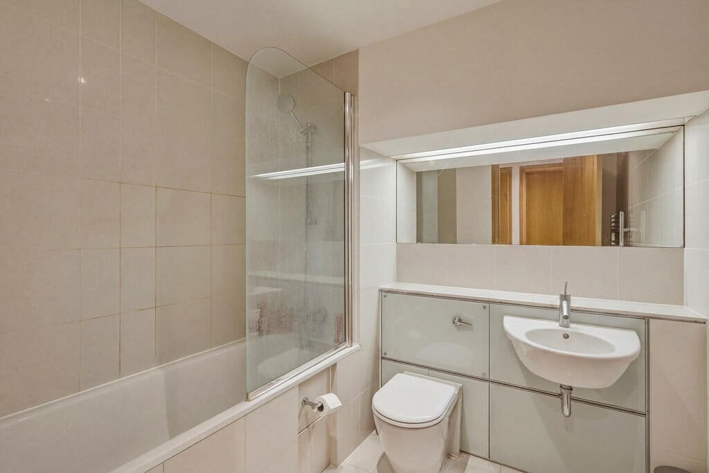 Flat Albert Embankment in Greater London