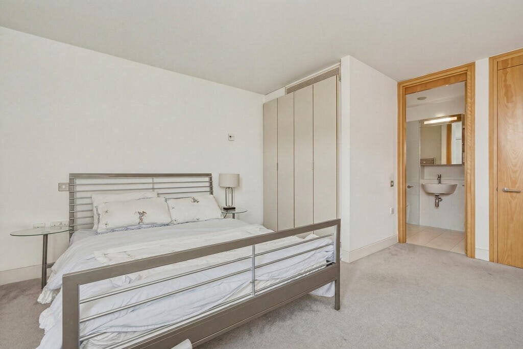 Flat Albert Embankment in Greater London