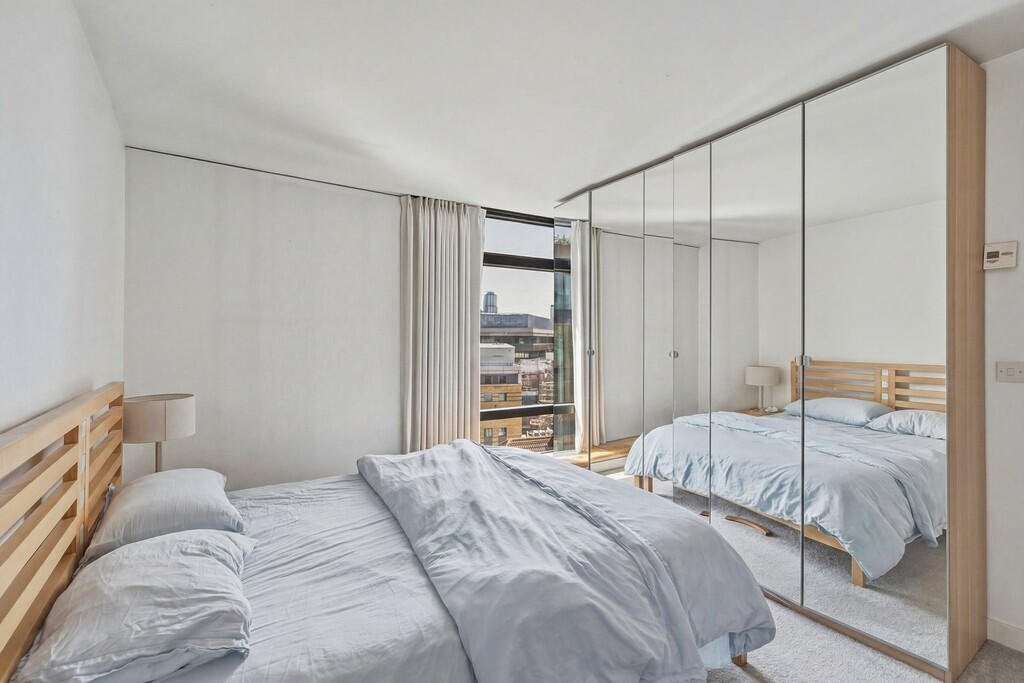 Flat Albert Embankment in Greater London