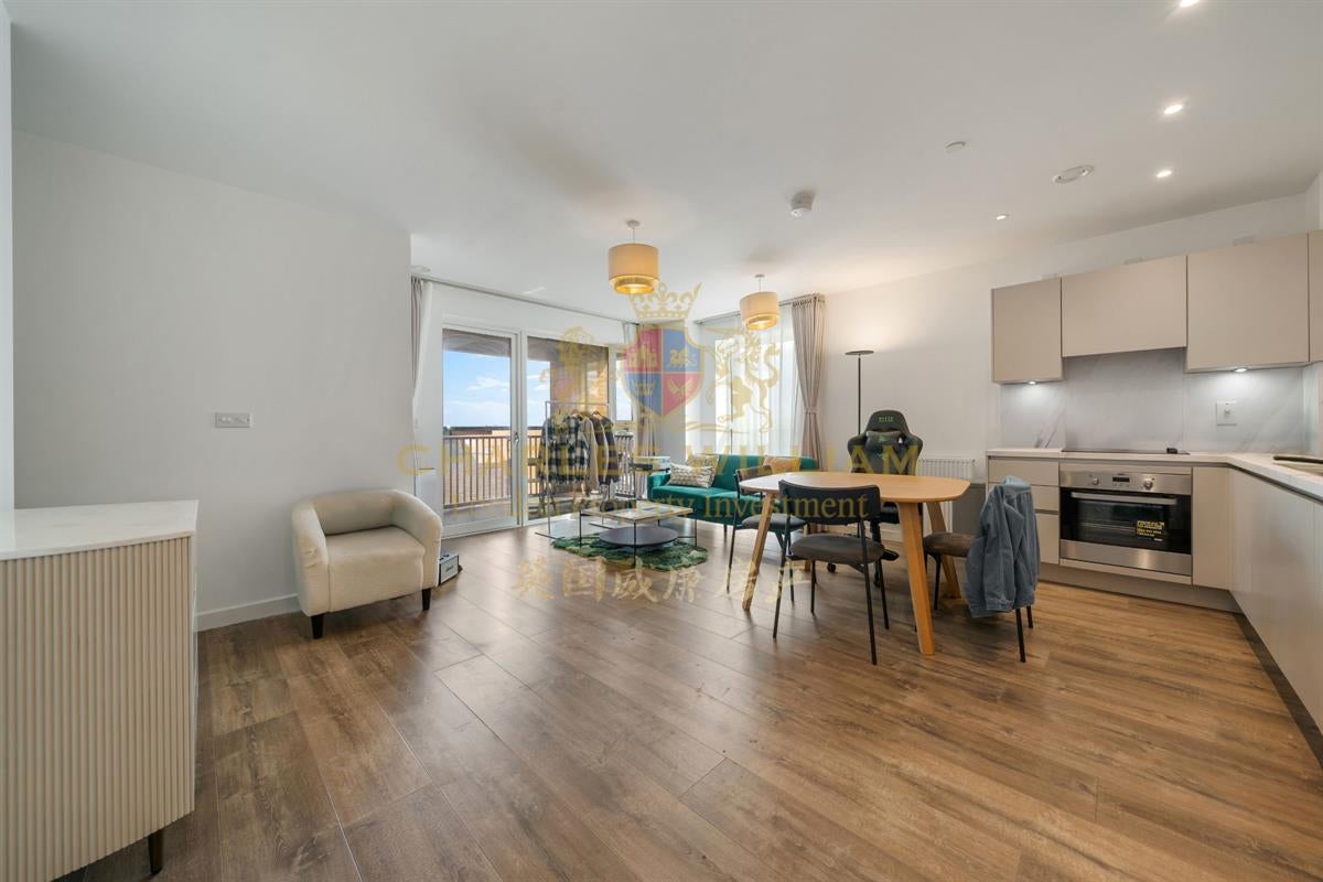 Flat Friary Road in Greater London