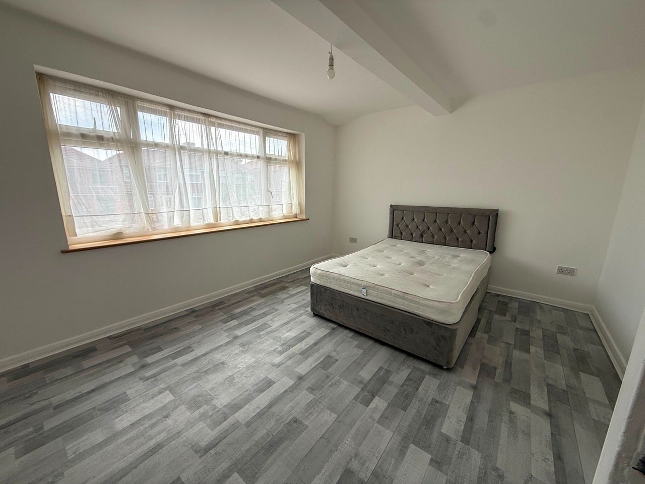 Flat Ladycroft Walk in Greater London