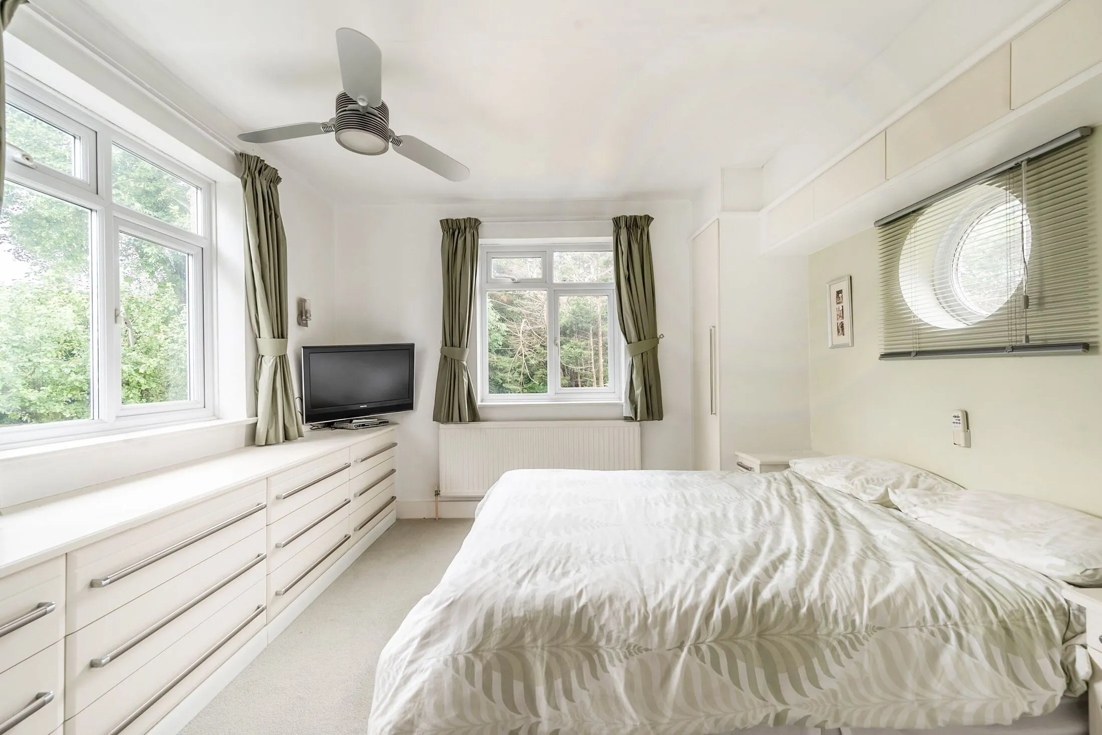 House Courtfield Crescent in Greater London