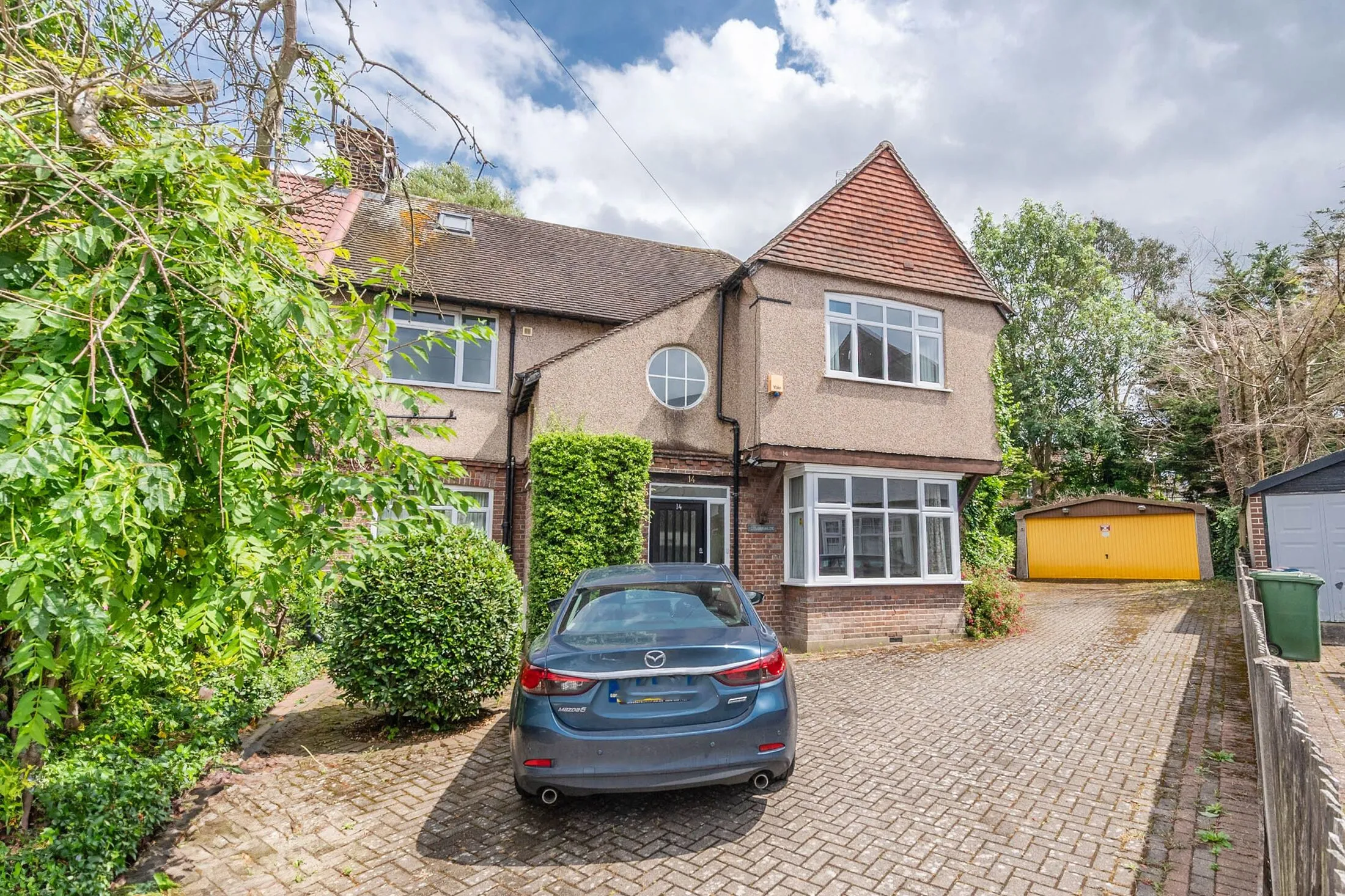 House Courtfield Crescent in Greater London