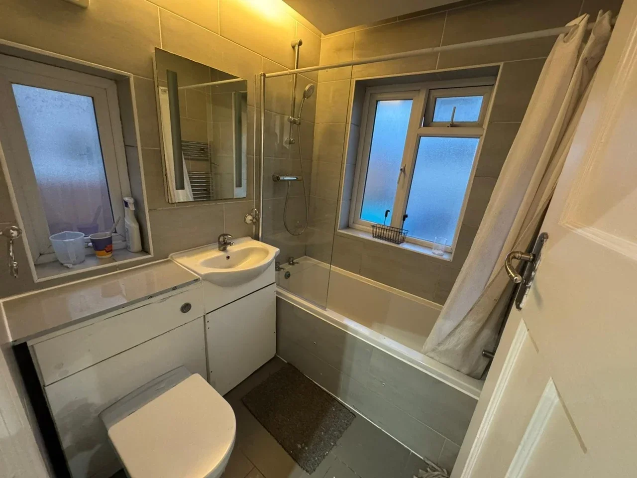 Room Carlyon Road in Greater London