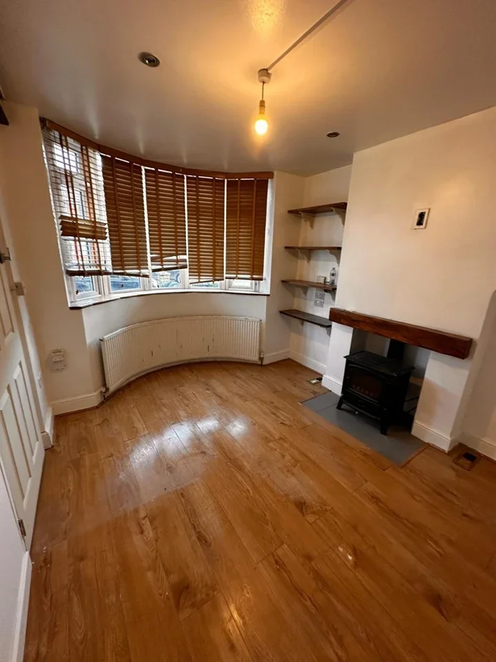 Room Carlyon Road in Greater London