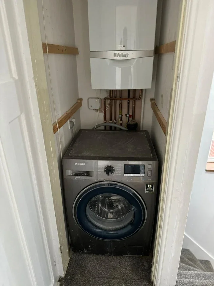 Room Carlyon Road in Greater London