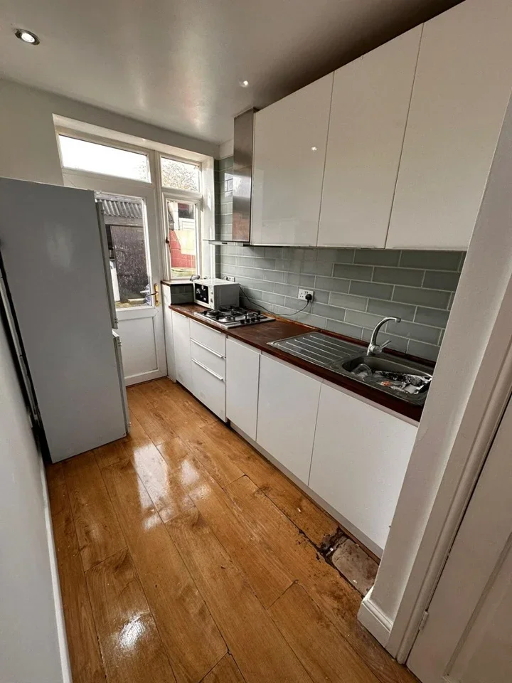 Room Carlyon Road in Greater London