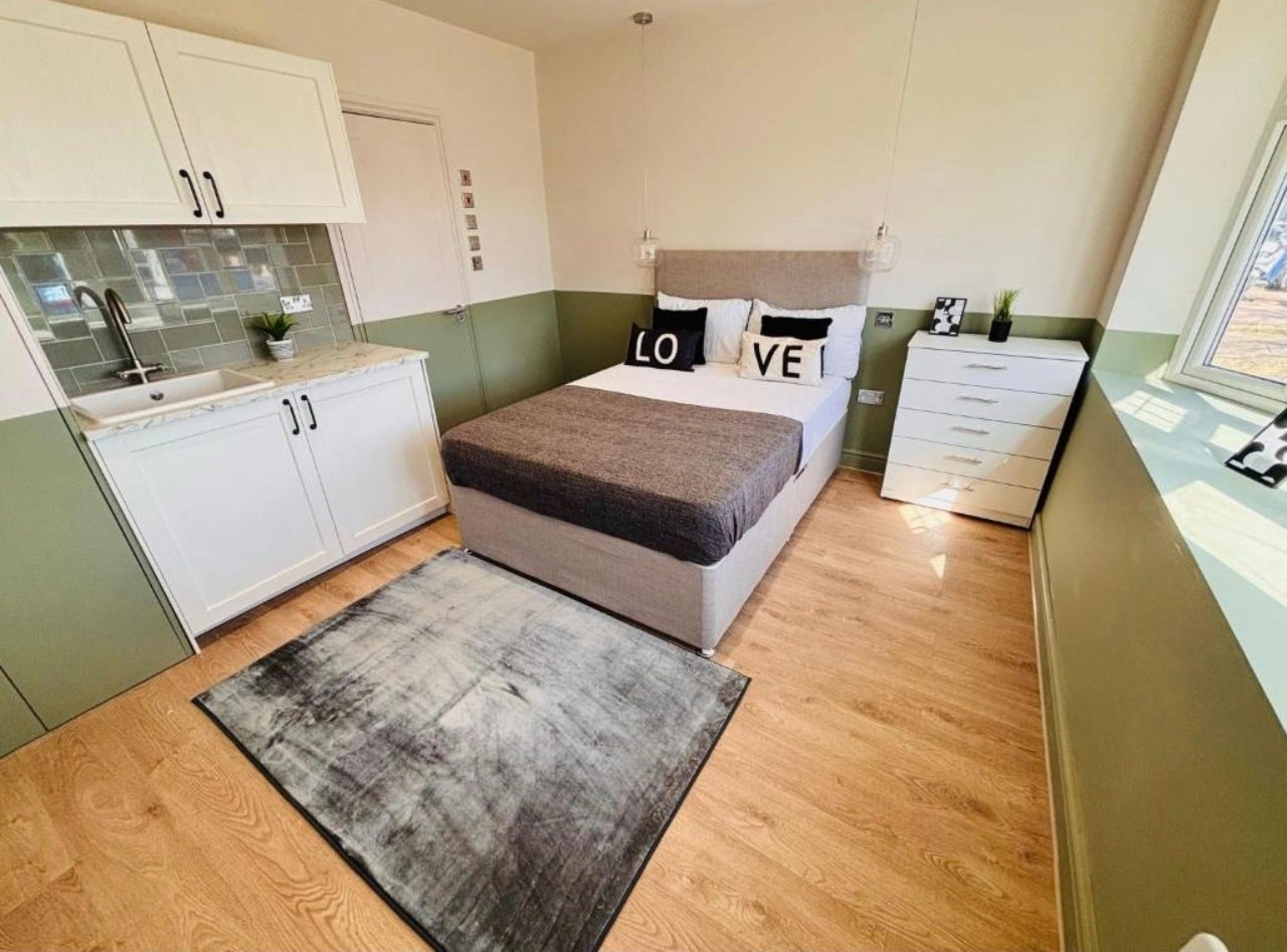 Flat Greenford Road in Greater London