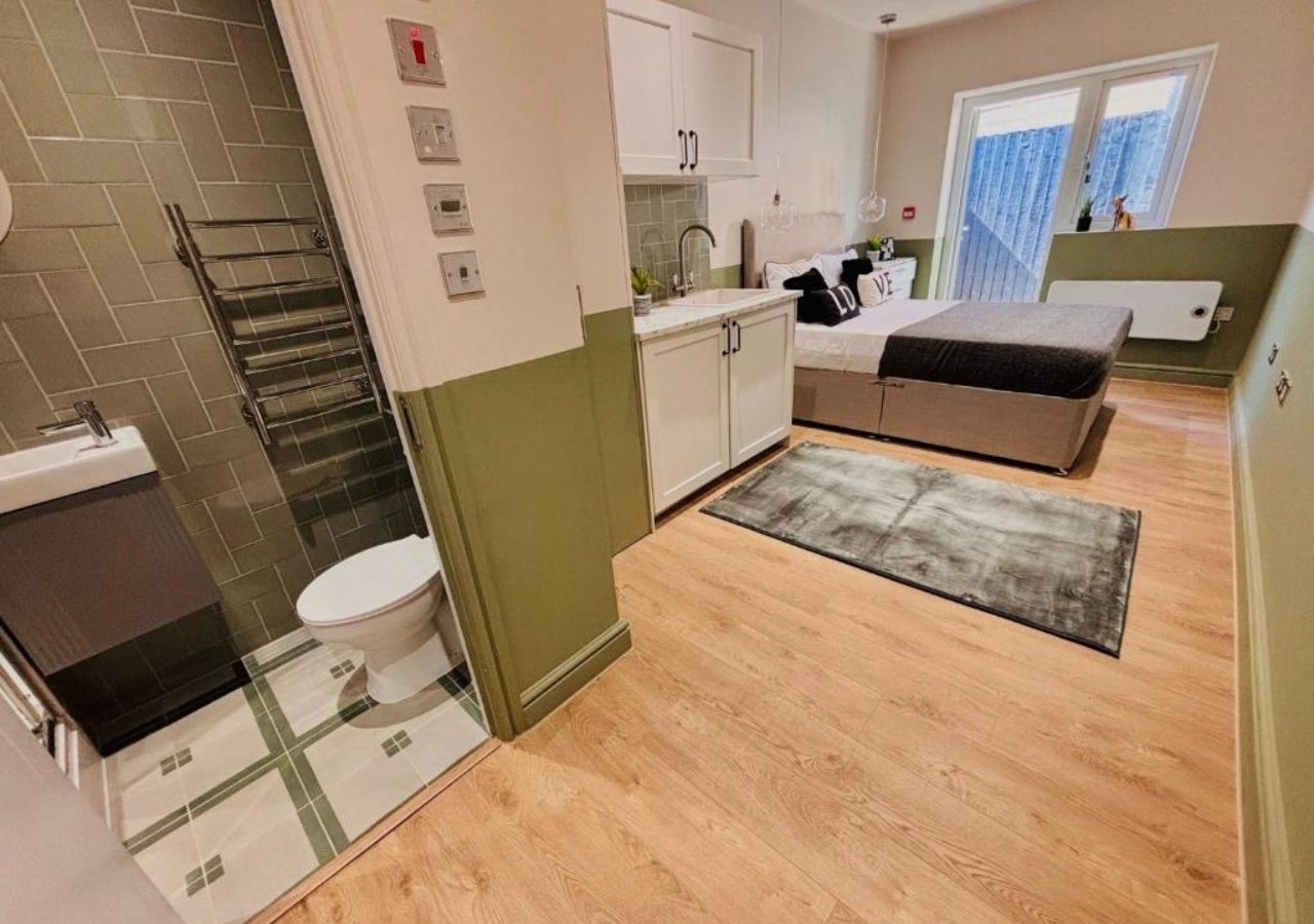 Flat Greenford Road in Greater London