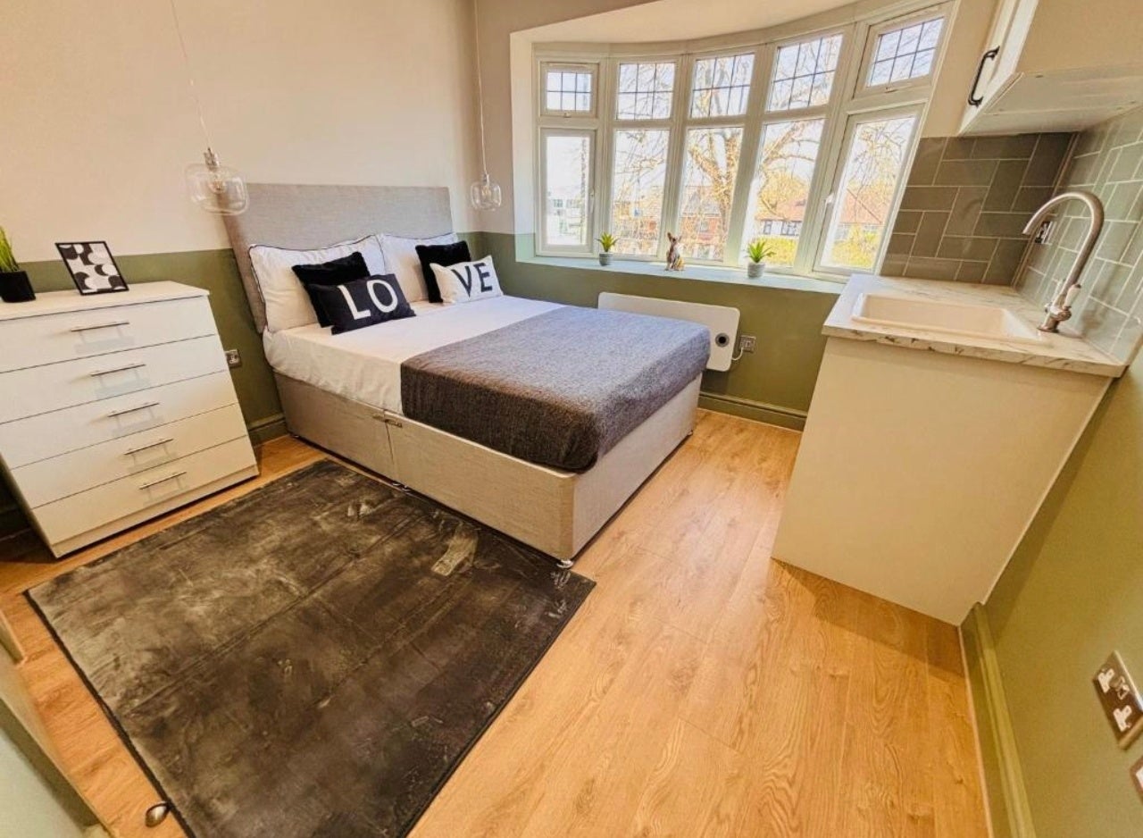 Flat Greenford Road in Greater London