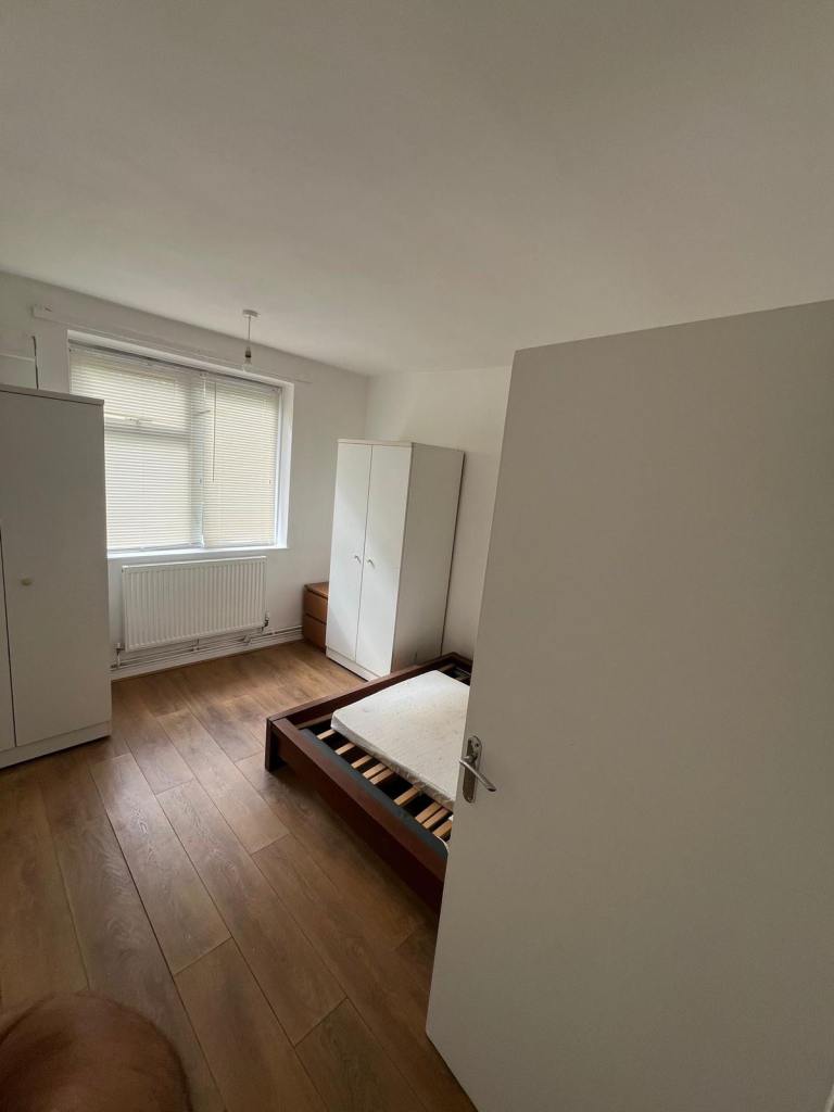 Room Garratt Lane in Greater London