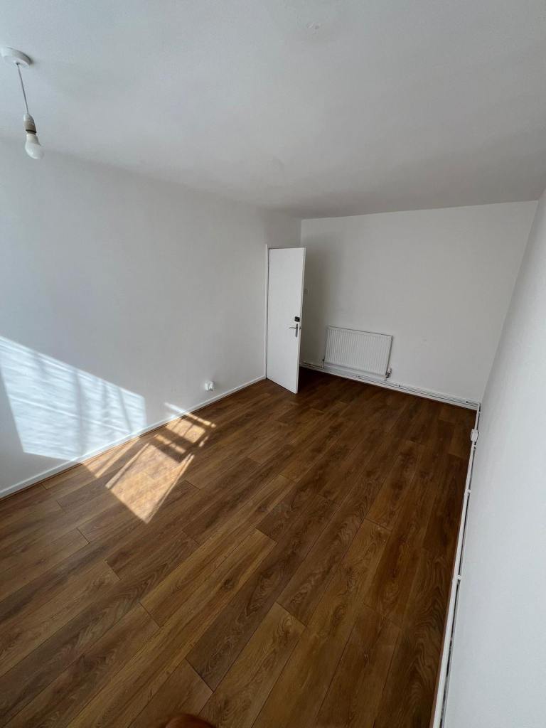 Room Garratt Lane in Greater London