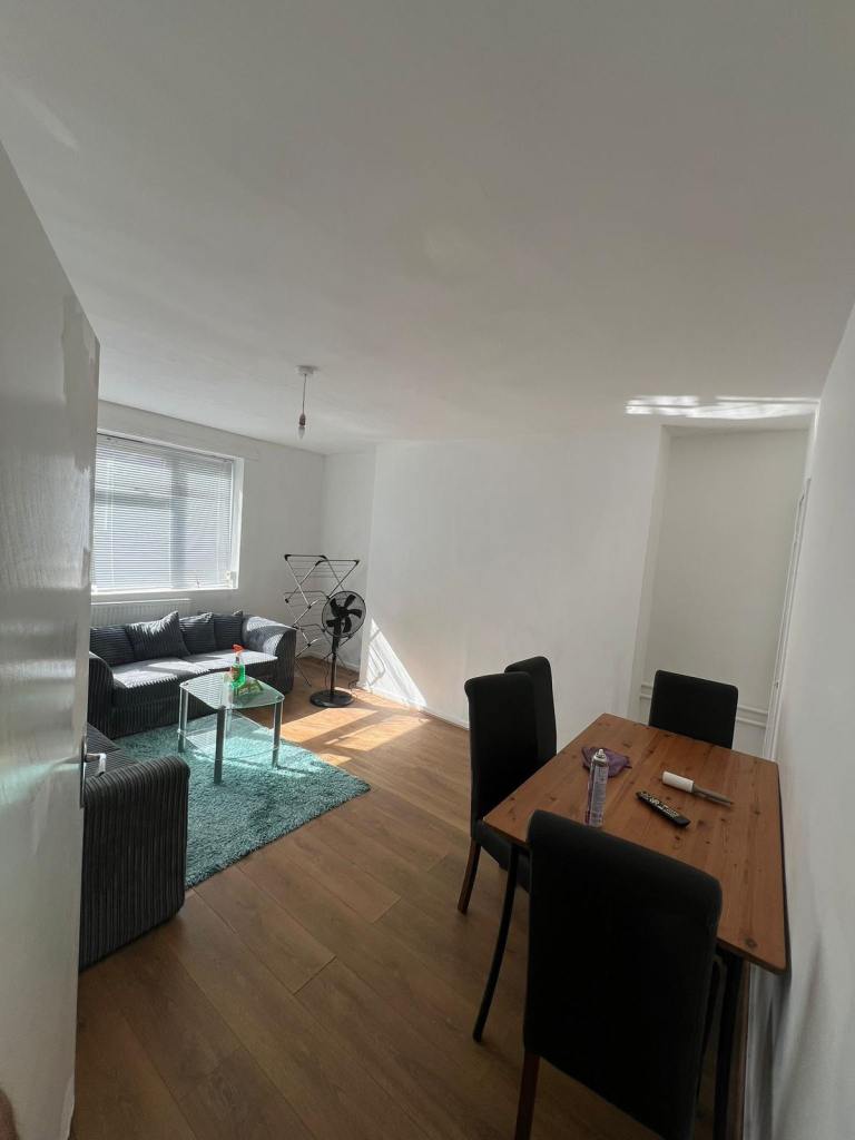 Room Garratt Lane in Greater London