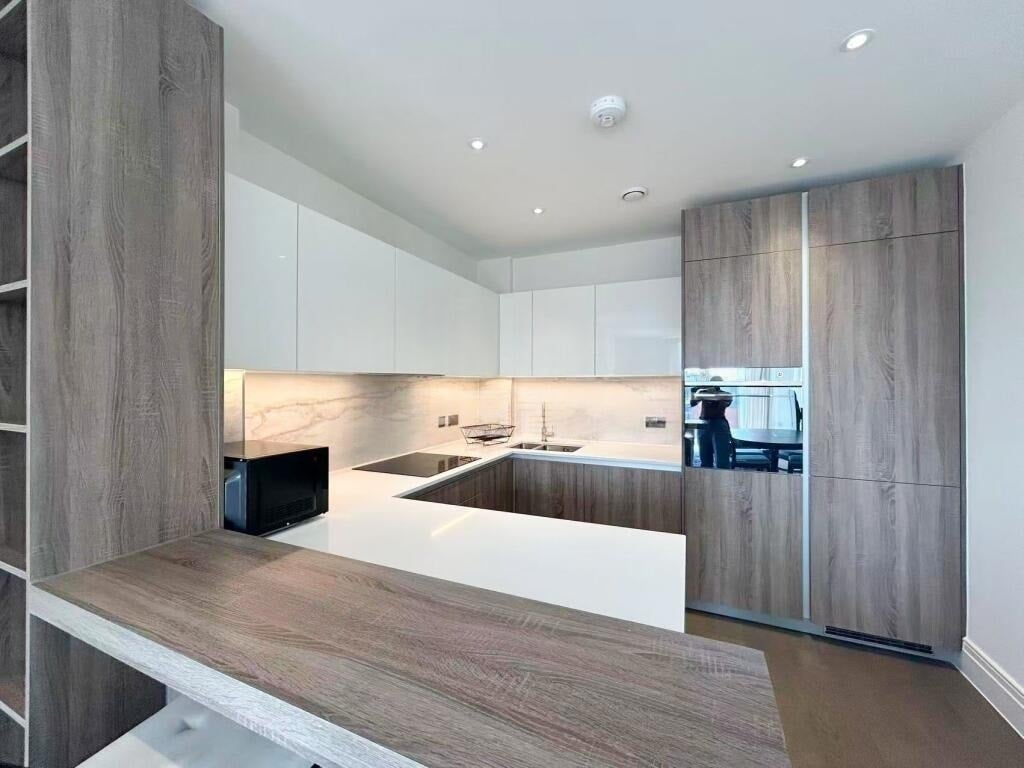 Flat Kingsgate Road in Greater London