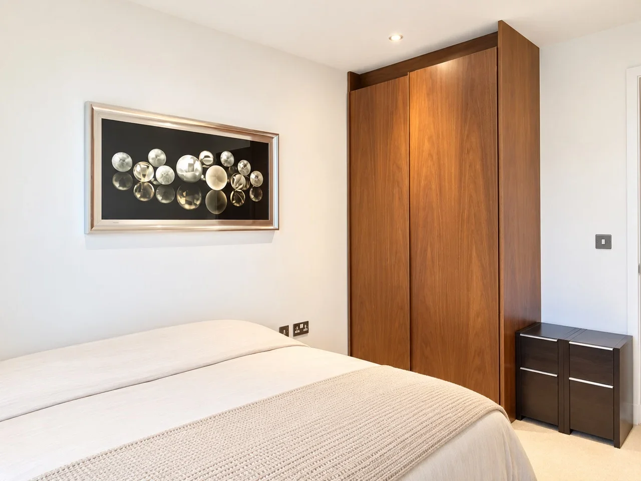 Flat Lincoln Plaza in Greater London