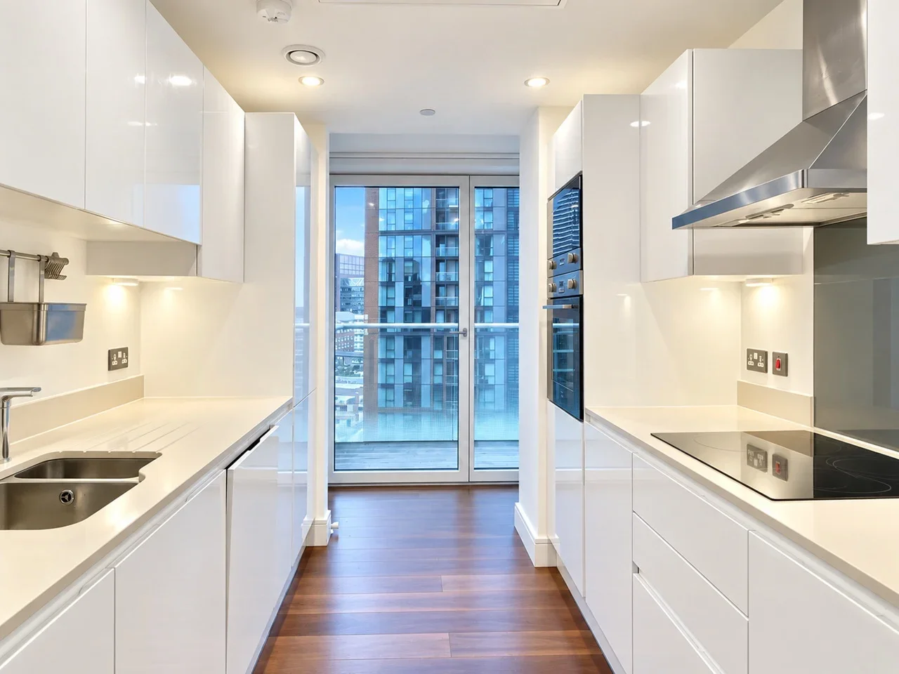 Flat Lincoln Plaza in Greater London