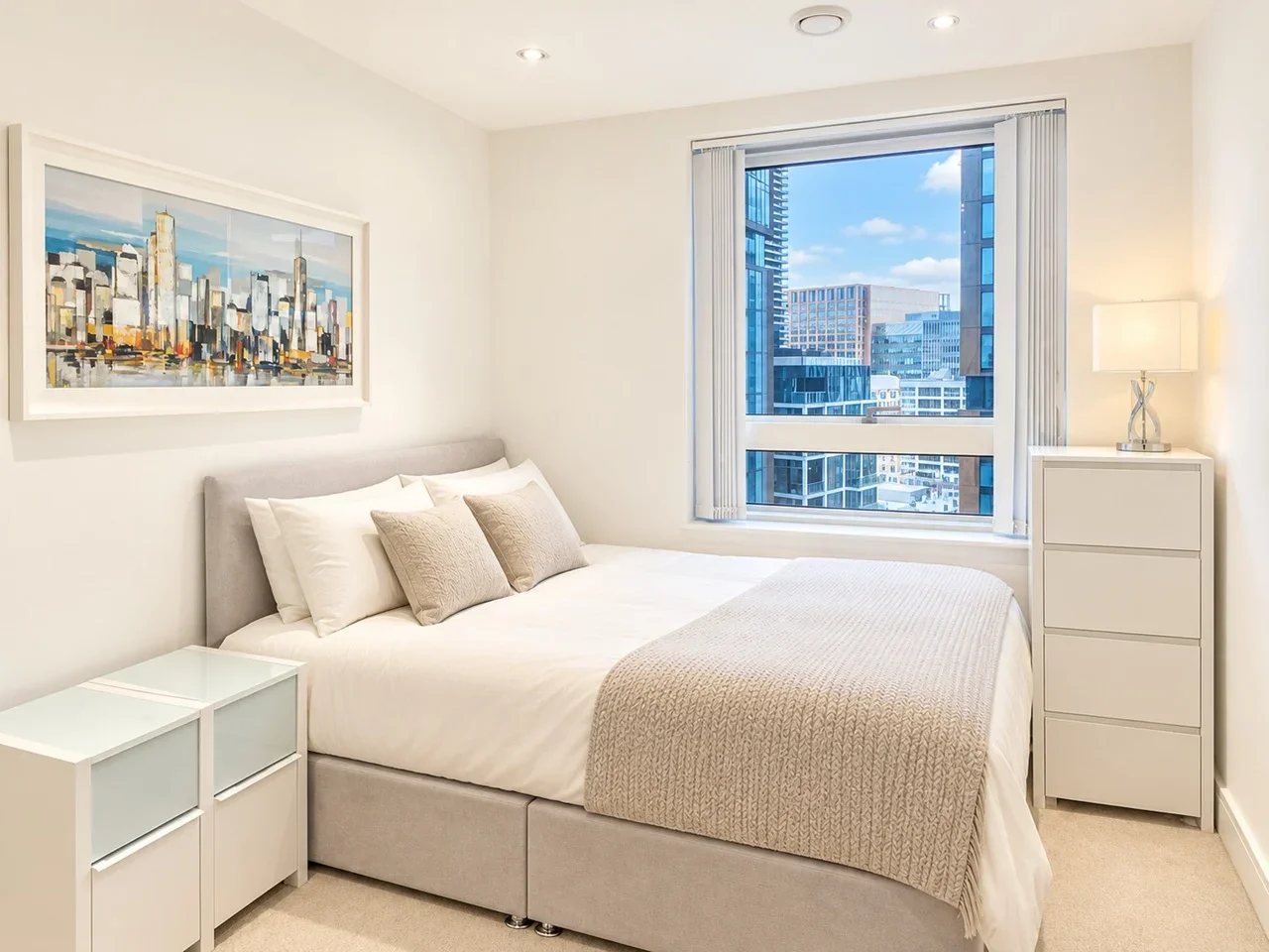 Flat Lincoln Plaza in Greater London
