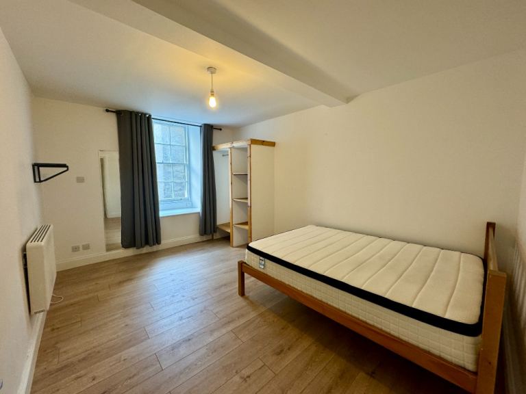 Flat Niddry Street in City of Edinburgh