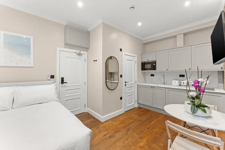 Room Curtain Road in Greater London
