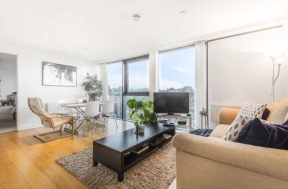 Flat Kersfield Road in Greater London