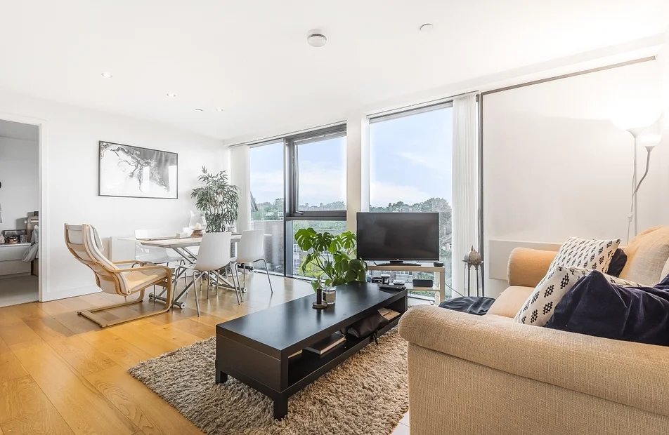 Flat Kersfield Road in Greater London