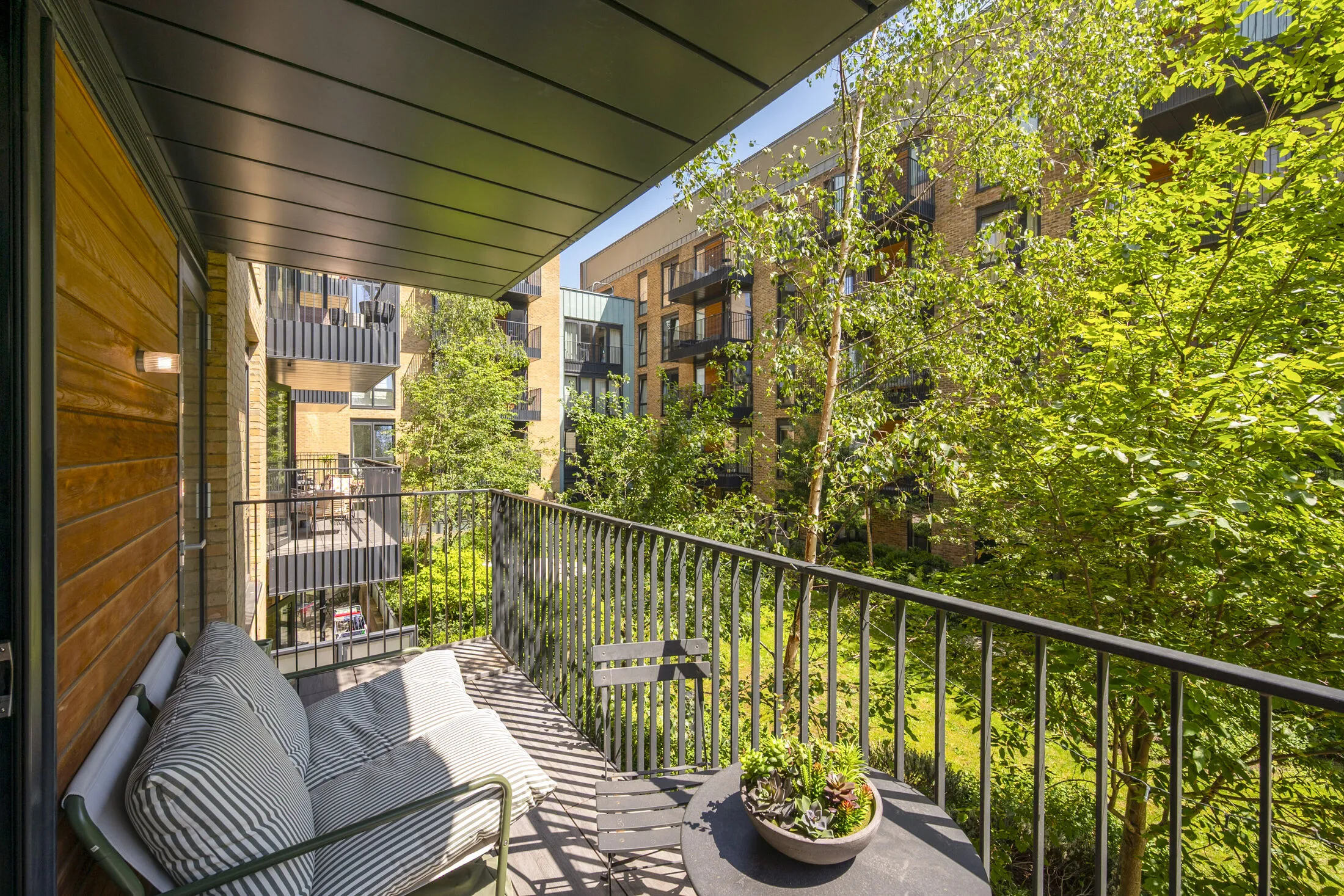 Flat Bellwether Lane in Greater London
