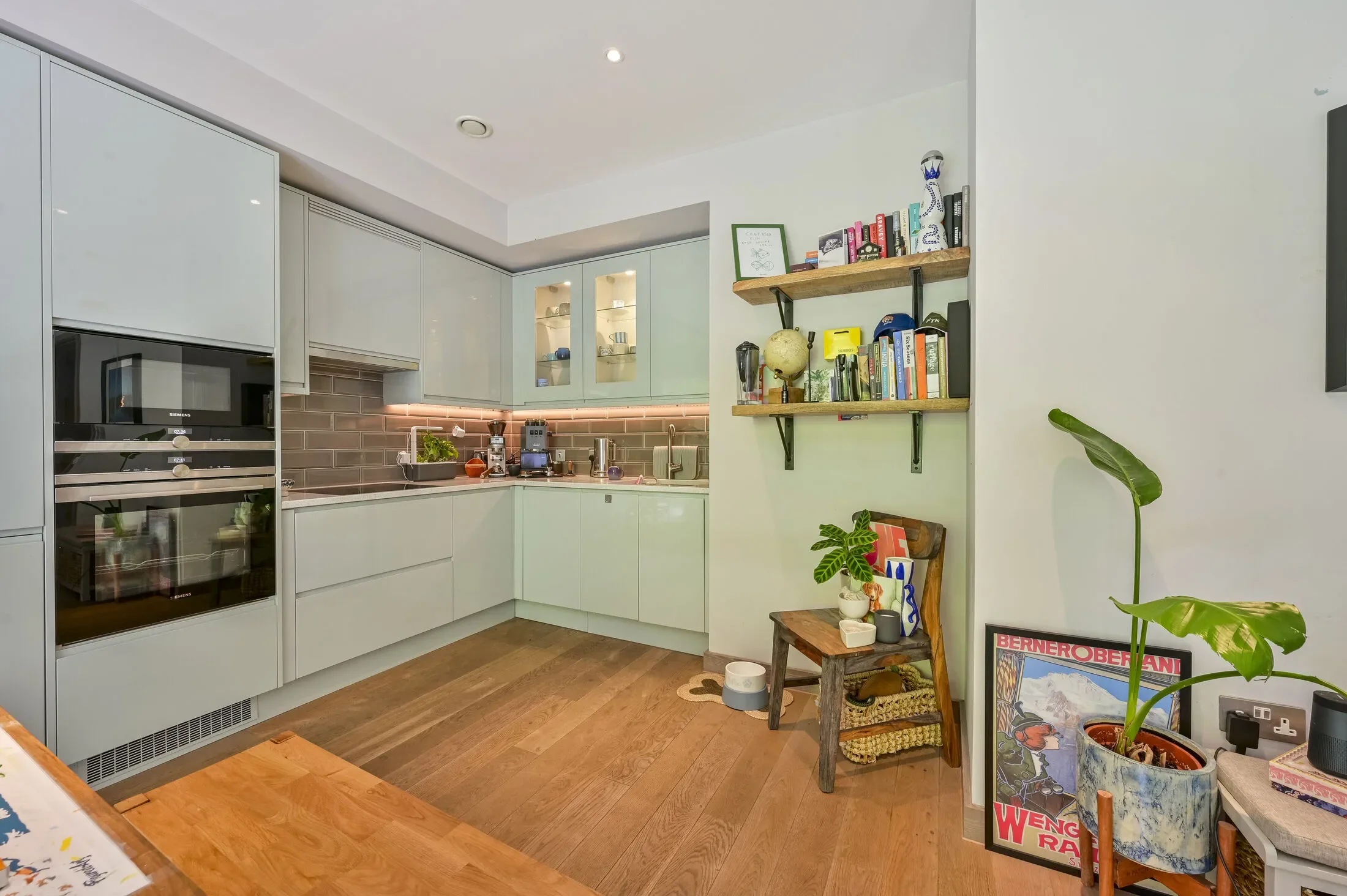 Flat Bellwether Lane in Greater London