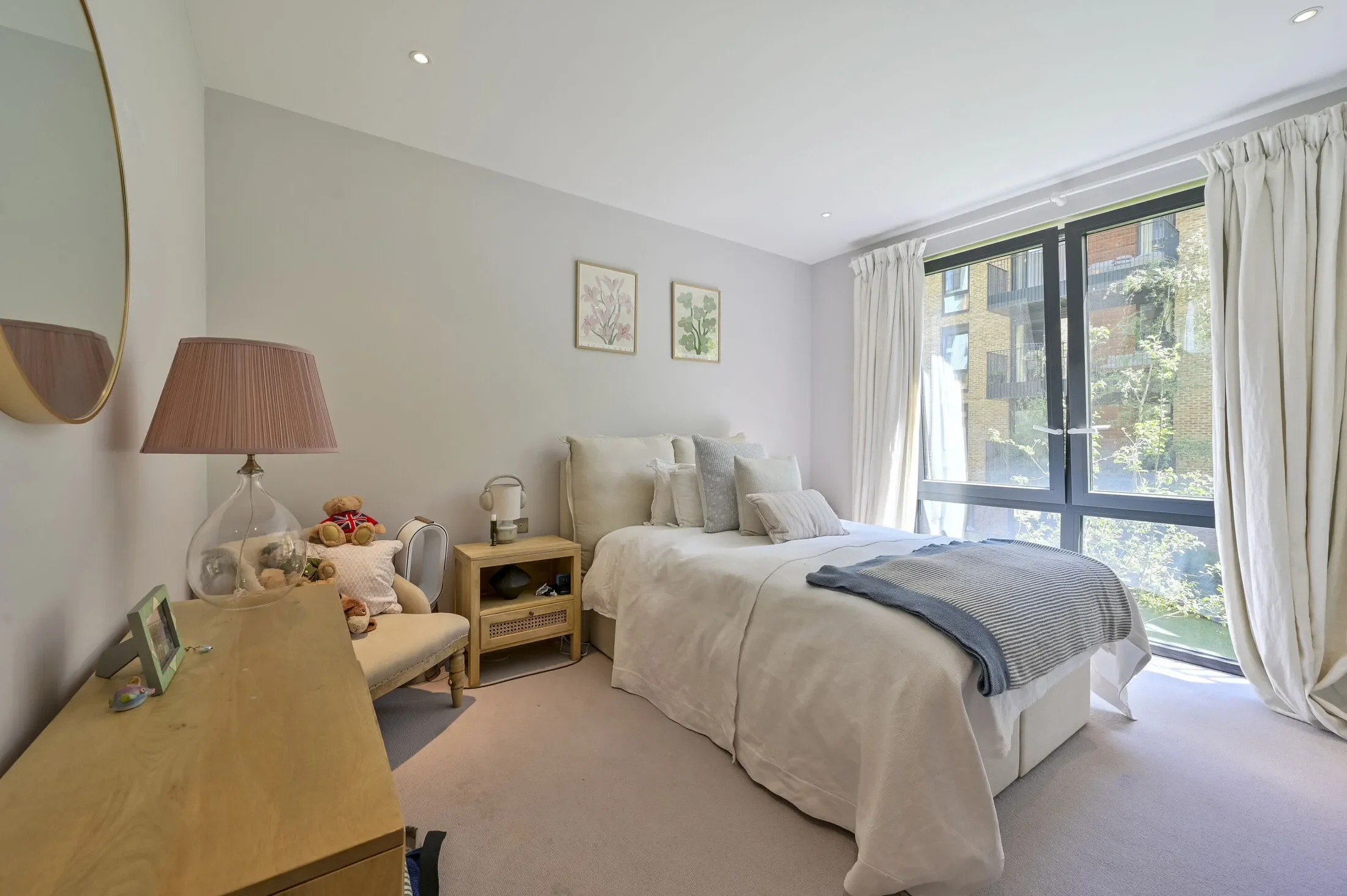 Flat Bellwether Lane in Greater London
