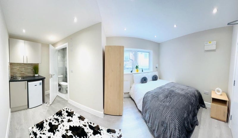 Room High Road in Greater London