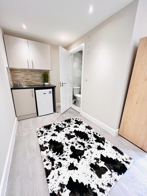Room High Road in Greater London
