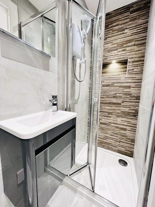 Room High Road in Greater London