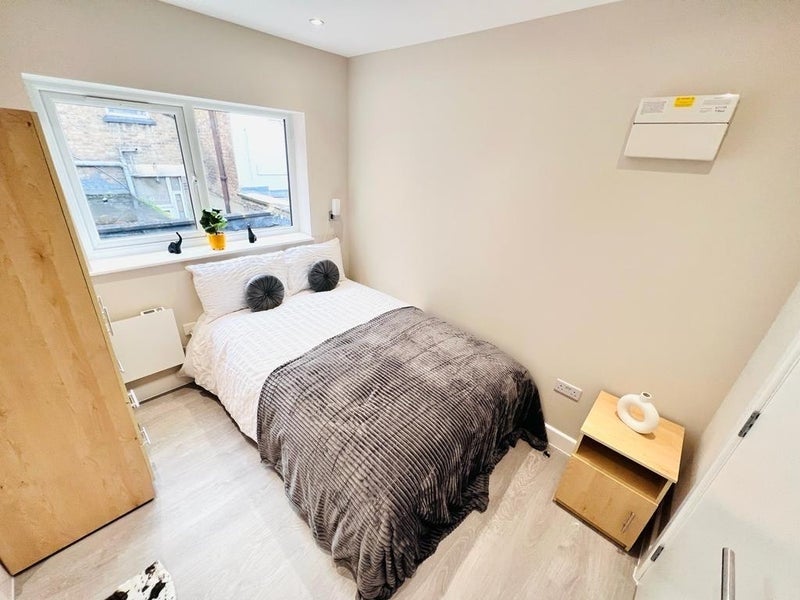 Room High Road in Greater London