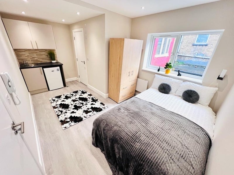 Room High Road in Greater London