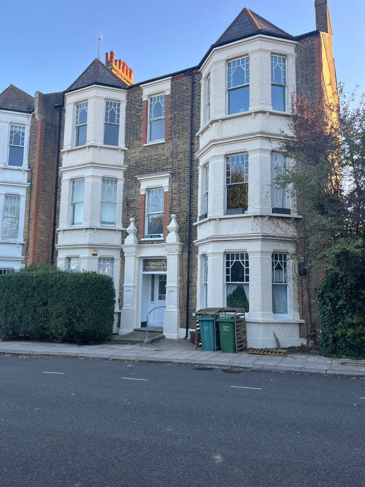 Flat Gondar Gardens in Greater London