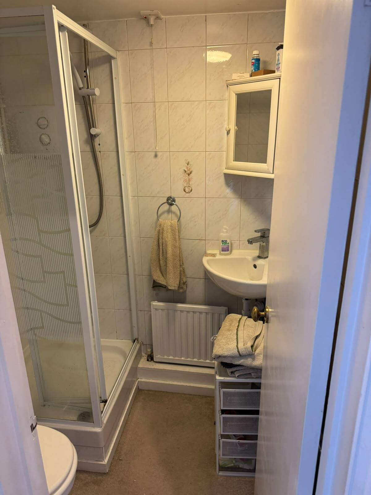 Flat Gondar Gardens in Greater London