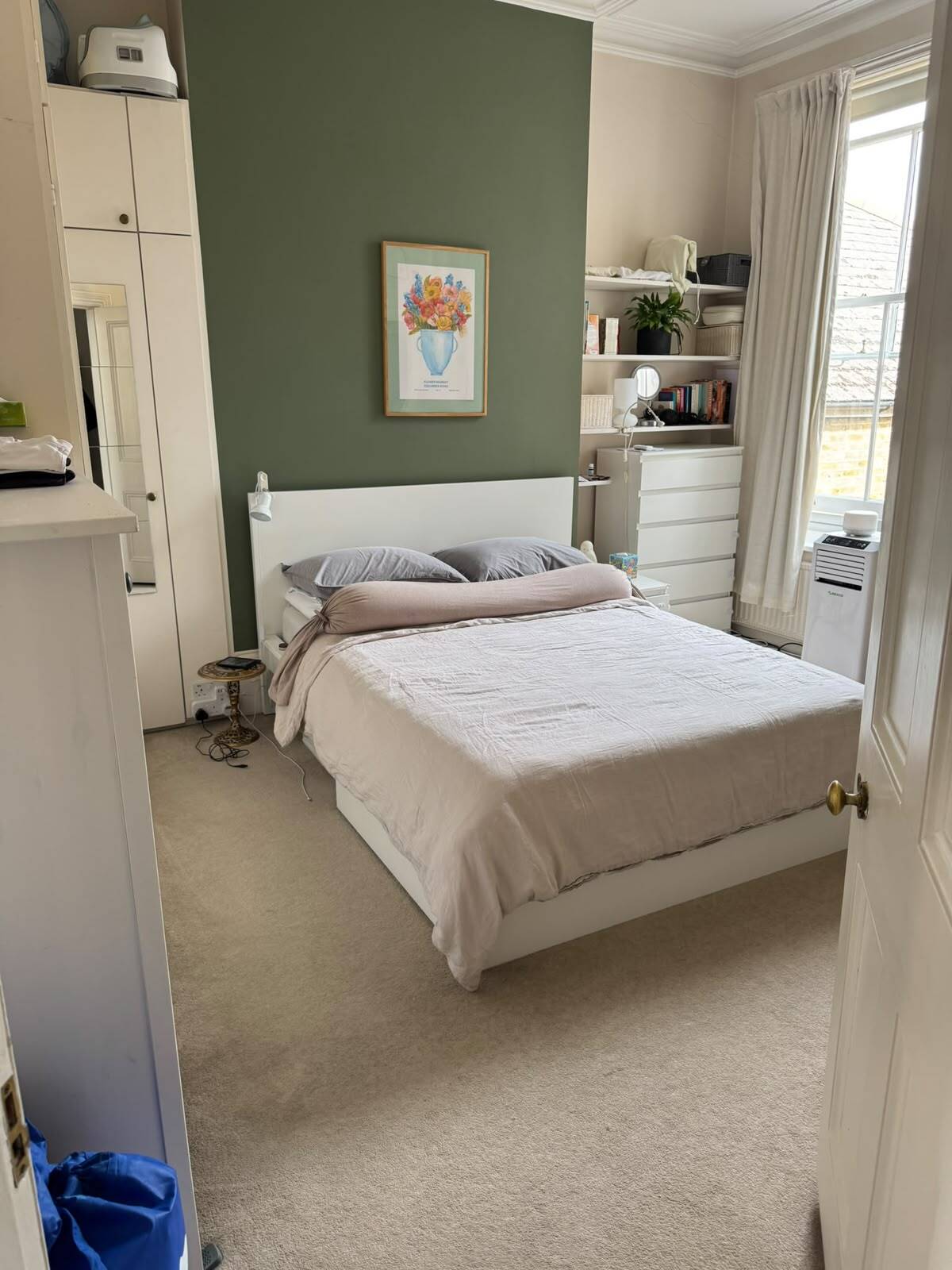 Flat Gondar Gardens in Greater London